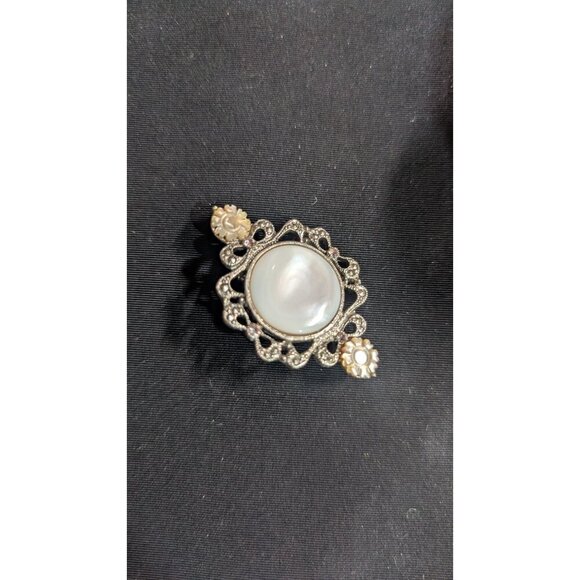 Vintage Silver-Tone Brooch With Faux Pearl Center & Mother Of Pearl Floral Accen - Picture 8 of 10
